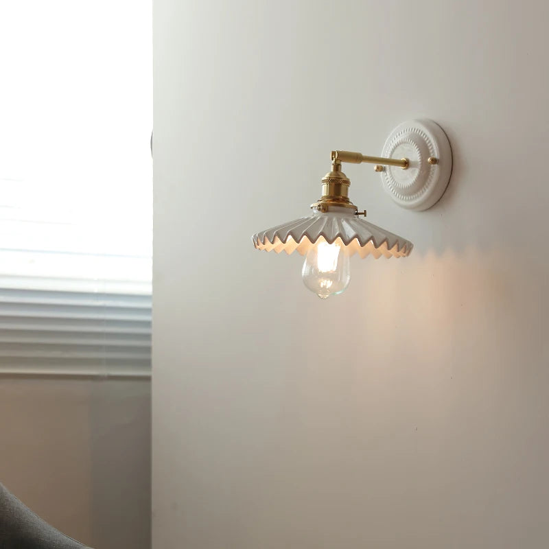 lampe murale vintage blanc doré texture relief ampoule led interrupteur chaîne éclairage quotidien moderne