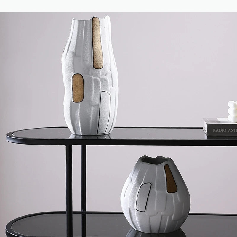 vase moderne texturé découpes géométriques lignes noires blanc doré marron