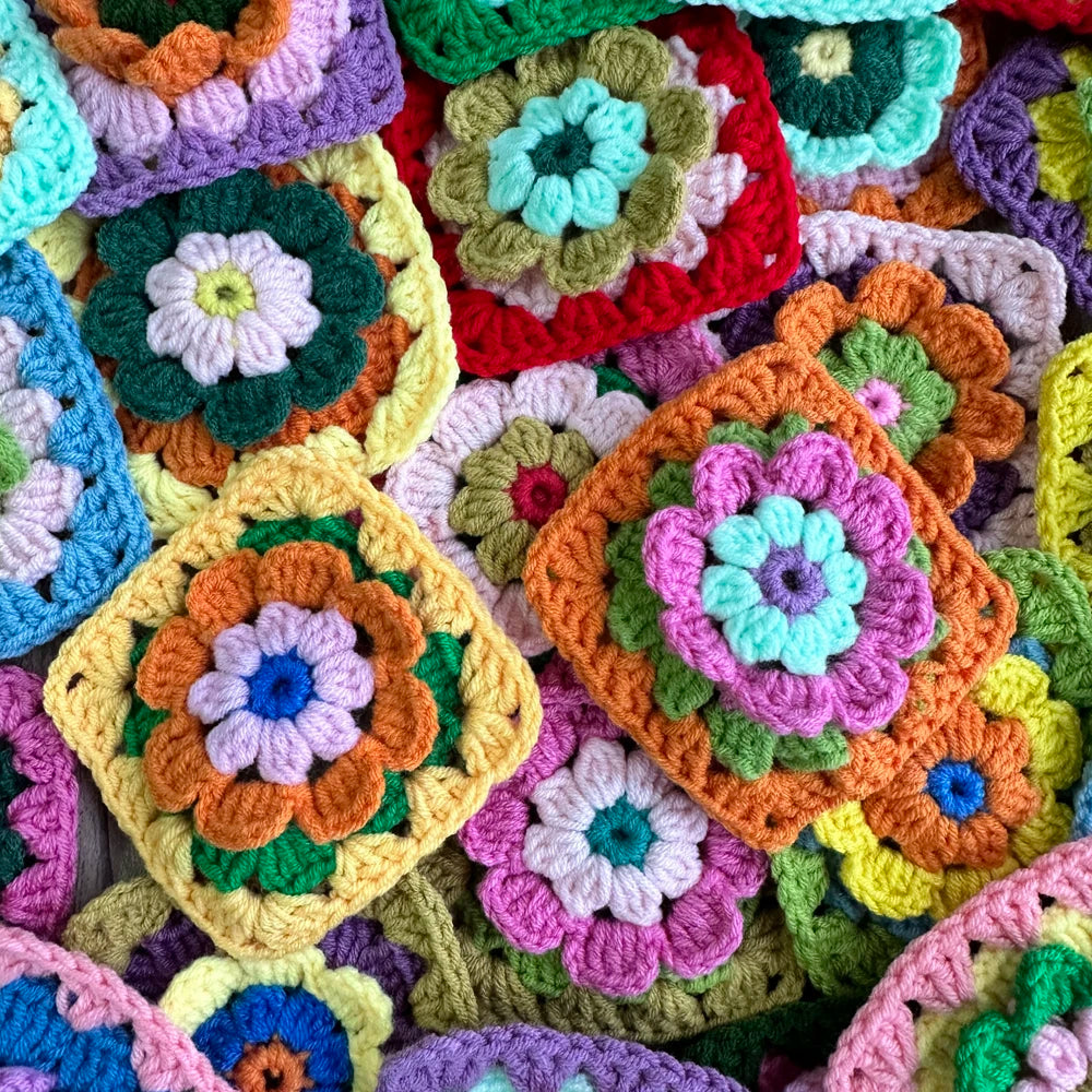 napperon table carré artisanal motifs fleurs multicolores crochet unique festif deco maisonévénements