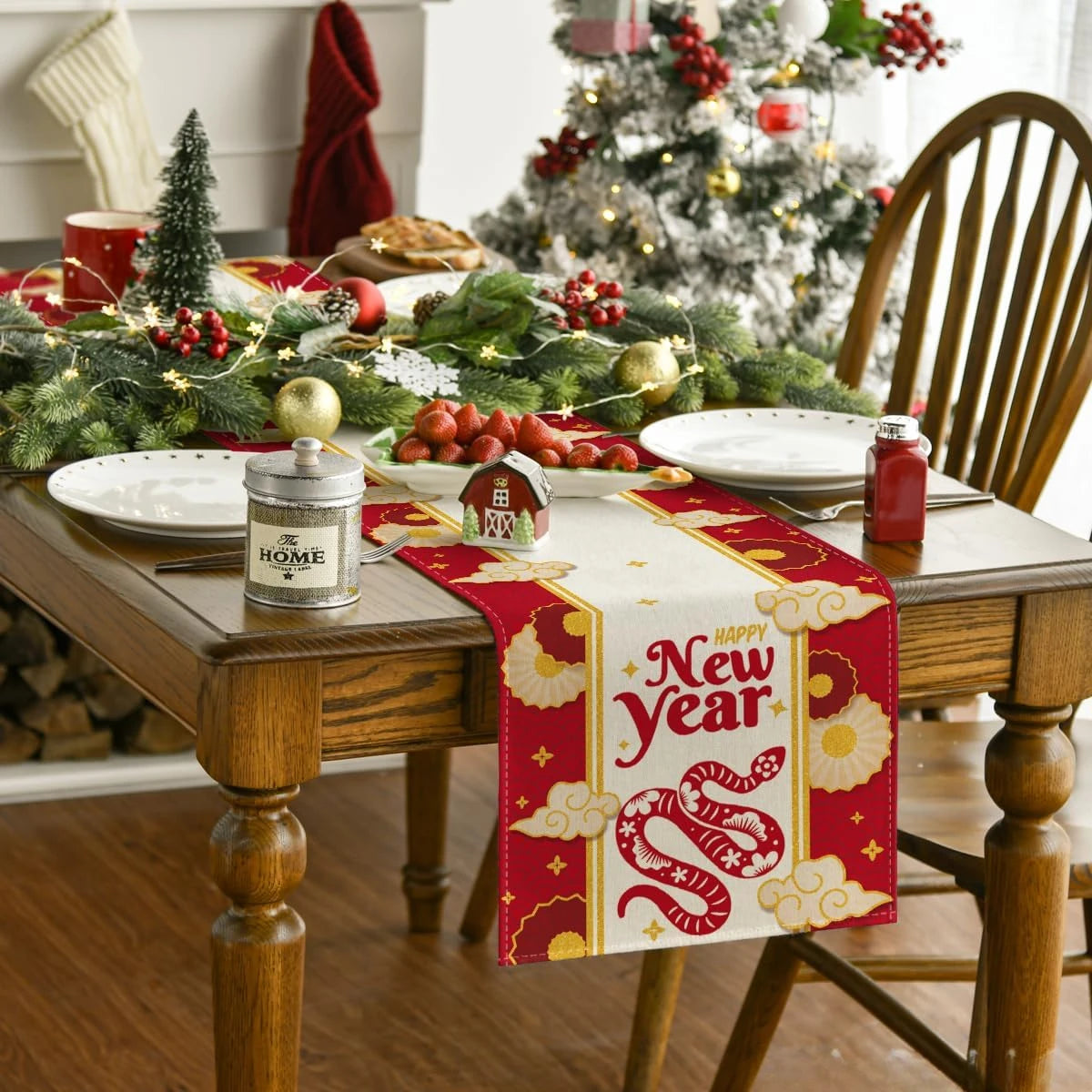Une table de Noël décorée avec des plats festifs, une couronne de Noël et un arbre illuminé dans un coin.