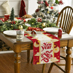 Une table de Noël décorée avec des plats festifs, une couronne de Noël et un arbre illuminé dans un coin.