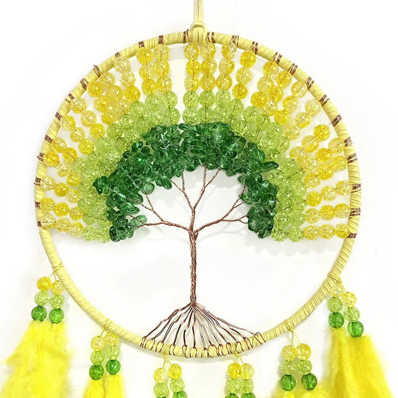 Arbre de la vie en forme de couronne fait de perles colorées vertes et jaunes, suspendu avec des franges pendantes.