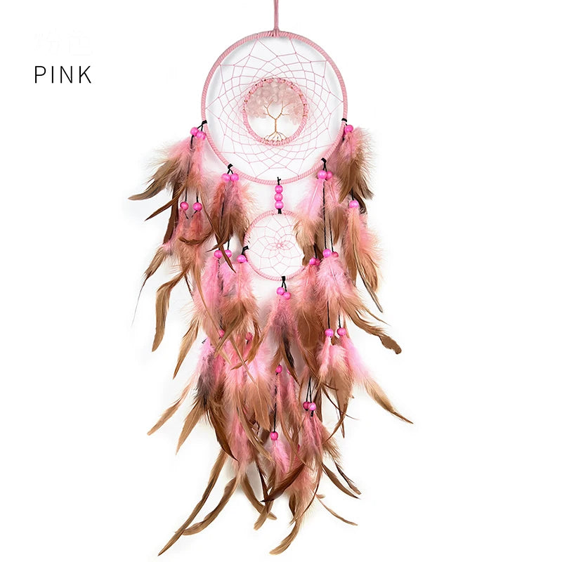 Attrape-rêves décoratif de couleur rose avec des plumes brunes et roses