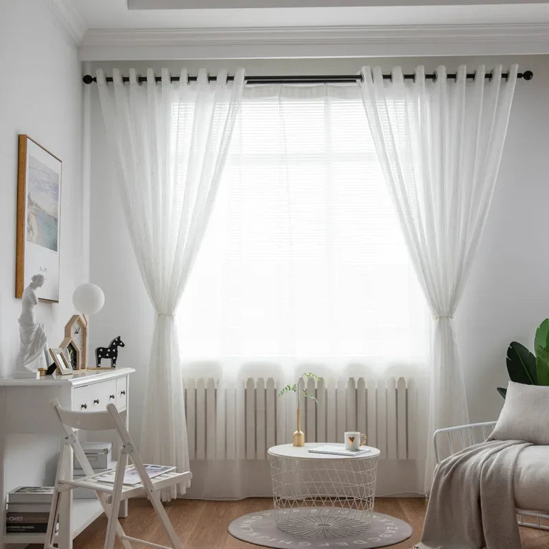 rideau blanc moderne transparent rayures verticales fines fenêtre salon chambre maison