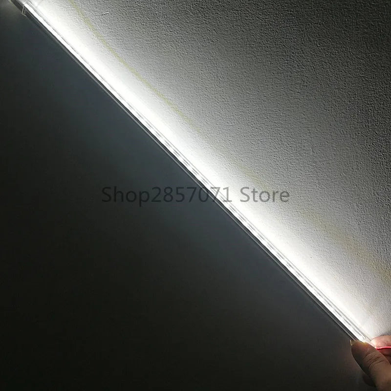 Bande LED rigide 30cm éclairant un plan de travail