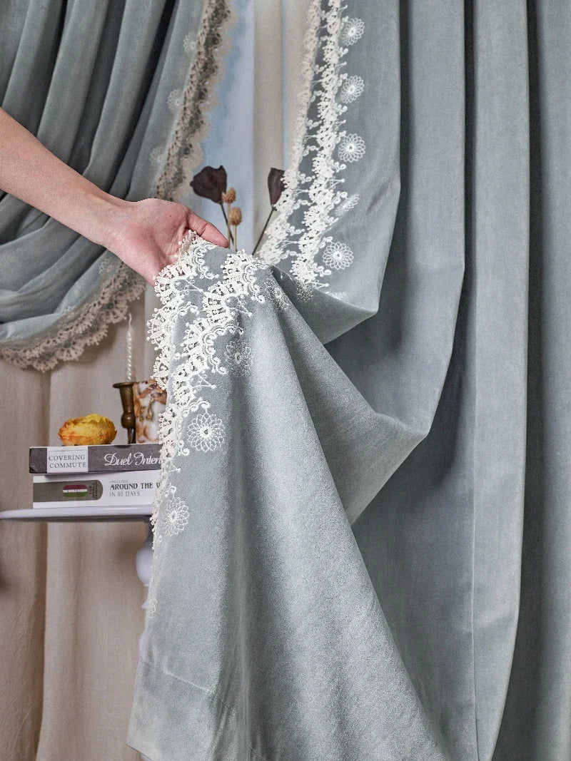 rideau velours gris clair dentelle blanche occultant salon chambre classique pompons