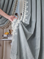 rideau velours gris clair dentelle blanche occultant salon chambre classique pompons
