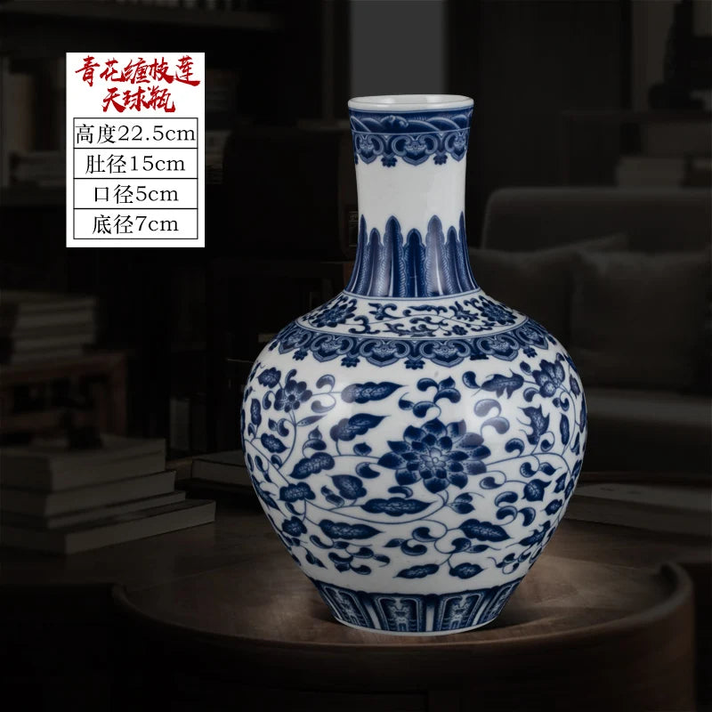 Une élégante poterie bleue et blanche, avec des motifs floraux complexes et délicats, exposée dans une vitrine.