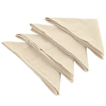 Un ensemble de serviettes de cuisine en tissu beige pliées sur fond blanc.