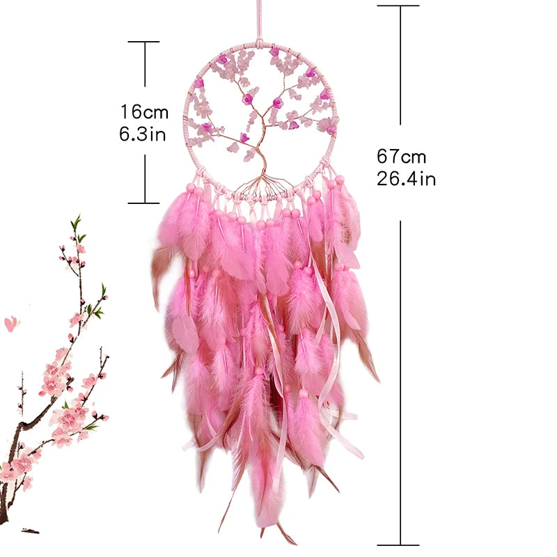 Un attrapeur de rêves rose vif avec des perles et des plumes suspendues dans un beau motif de feuilles et de fleurs.