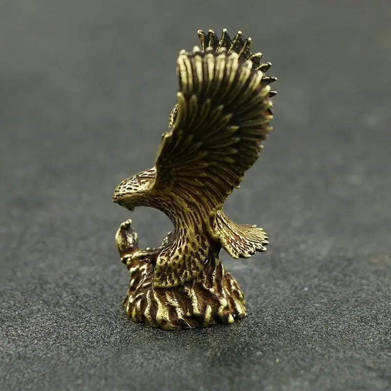 statuette aigle dorée détails fins plumage stylisé décoration artisanal opaque réaliste animal compagnie