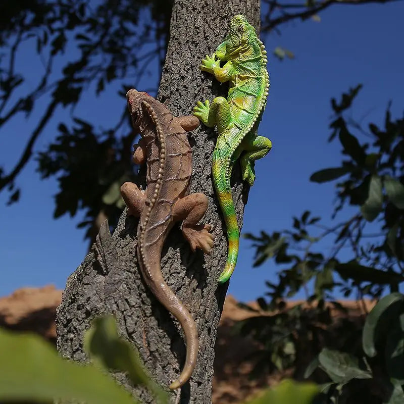 Lézard en résine rose sur un arbre dans un jardin moderne