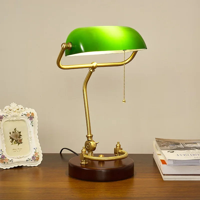 lampe vintage bois abat jour vert texture lisse opacité fixations anciennes chambre étude