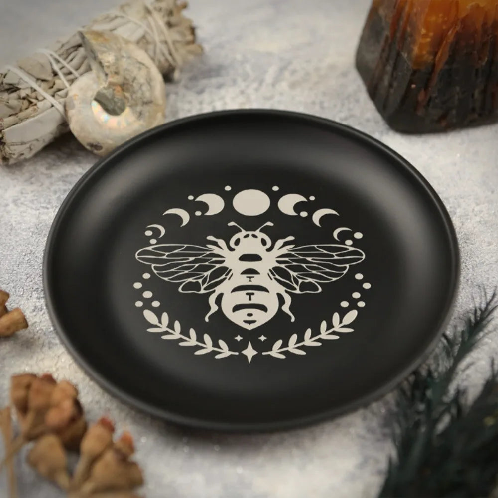 assiettes noires lune étoiles motifs floraux mystique décoration méditation tarot