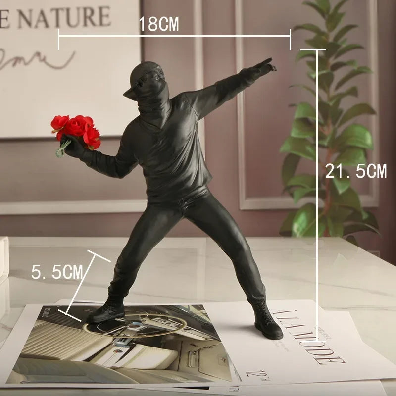 statue moderne banksy lanceur fleurs rouge blanche noire ornement décoration intérieure chambre salon