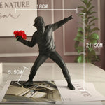 statue moderne banksy lanceur fleurs rouge blanche noire ornement décoration intérieure chambre salon