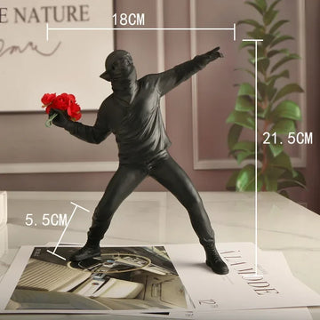 statue moderne banksy lanceur fleurs rouge blanche noire ornement décoration intérieure chambre salon