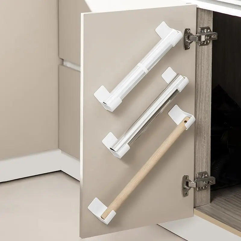 supports rangement adhésifs blanc noir film alimentaire papier toilette sacs poubelles armoire réfrigérateur moderne