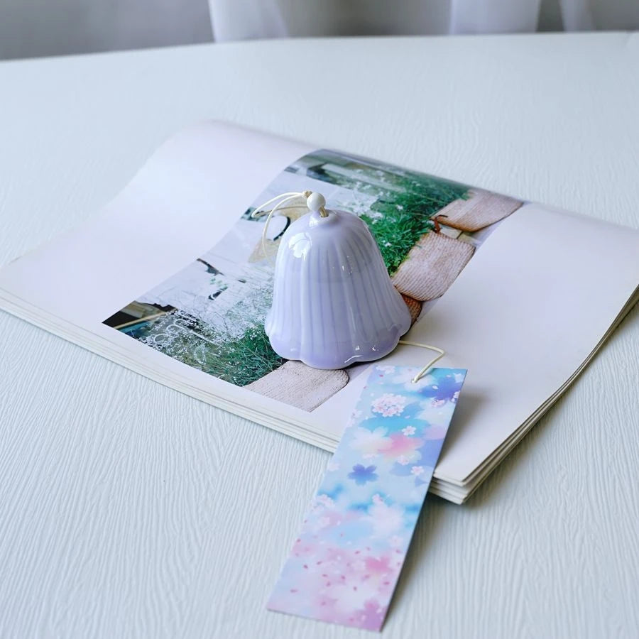 cloche vent céramique relief floral jardin artisanal blanc rose bleu
