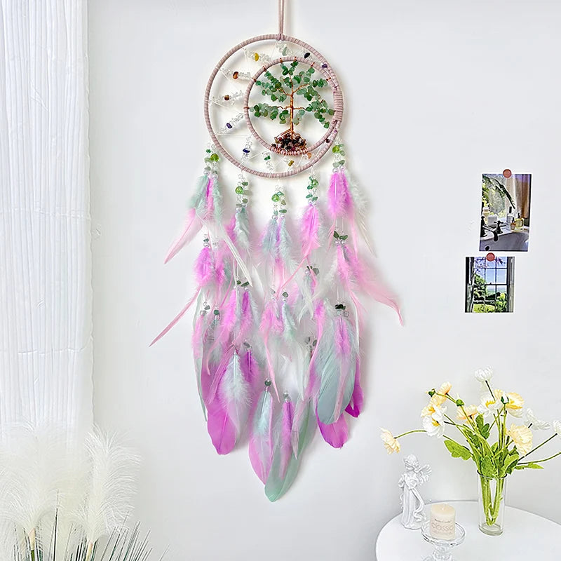 Un magnifique attrape-rêves décoratif en forme de cercle, décoré de plumes roses et blanches, ainsi que de perles et de fils entrelacés, créant une œuvre d'art bohème et apaisante.