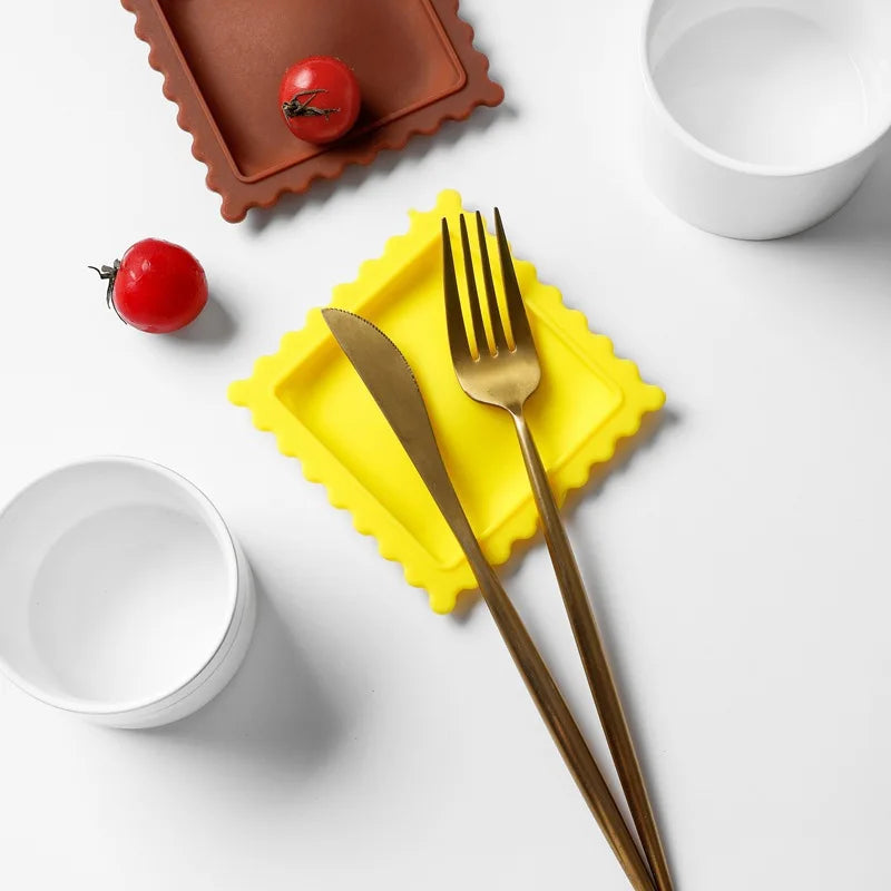 couvre sauce silicone jaune bord dentelé moderne résistant chaleur antidérapant respectueux environnement cuisine utilitaire