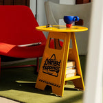 table basse moderne jaune rouge graphismes lettres forme abstraite contemporaine original ludique