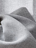 Tissu de voilage gris clair tamisant, froissé pour montrer sa souplesse et son aspect naturel.