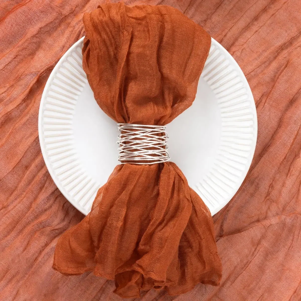 serviettes tissu polyester pliées gris rose vert texture ondulée clips métalliques classiques maison restaurant