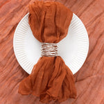serviettes tissu polyester pliées gris rose vert texture ondulée clips métalliques classiques maison restaurant