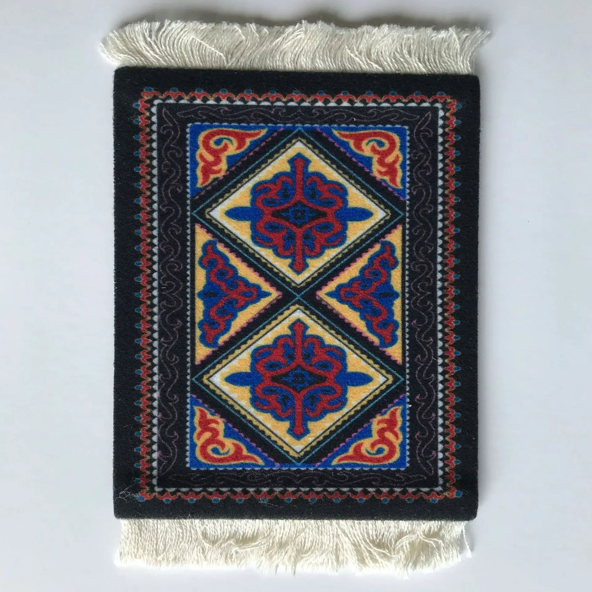 tapis table classique ornements floraux motifs géométriques franges rouge vert bleu beige blanc respectueux