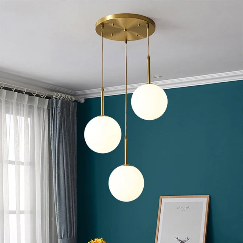 suspension lumineuse moderne or blanc sphères translucides pièces structure métal doré