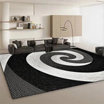 Un tapis moderne noir et blanc aux motifs spiralés qui attire l'attention dans ce salon contemporain élégant.