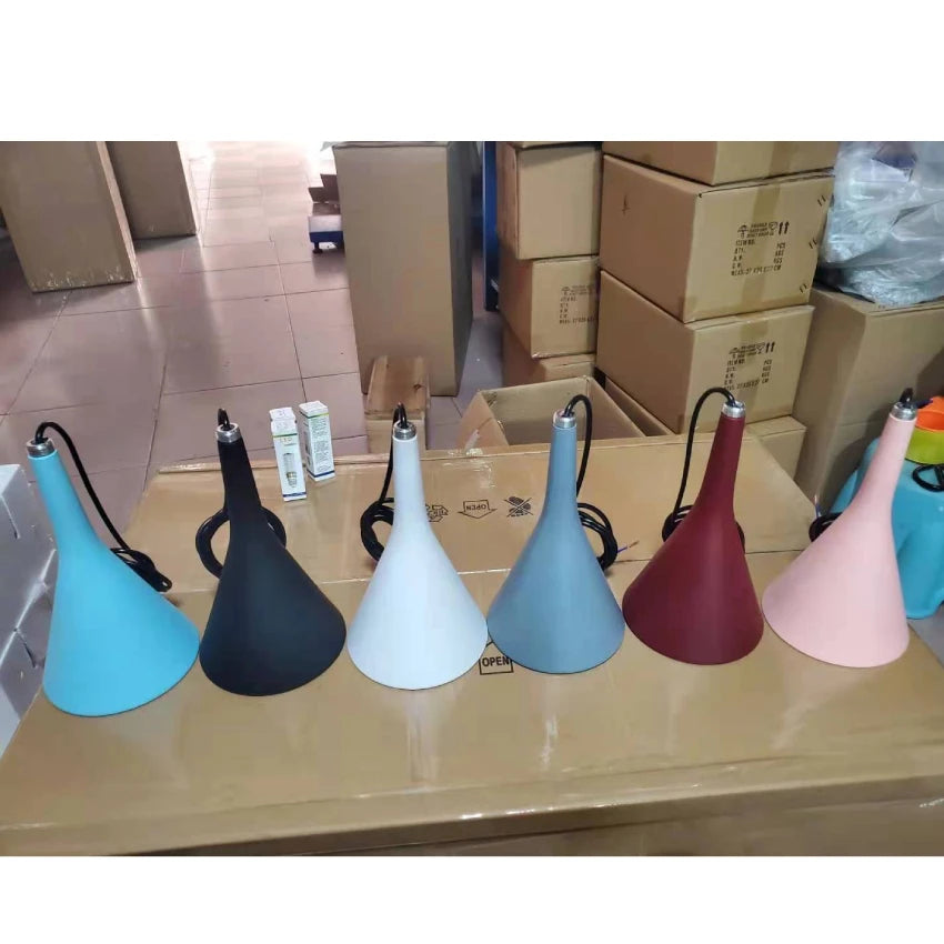 lampe suspendue moderne conique noir bleu blanc rose gris minimaliste câble E27