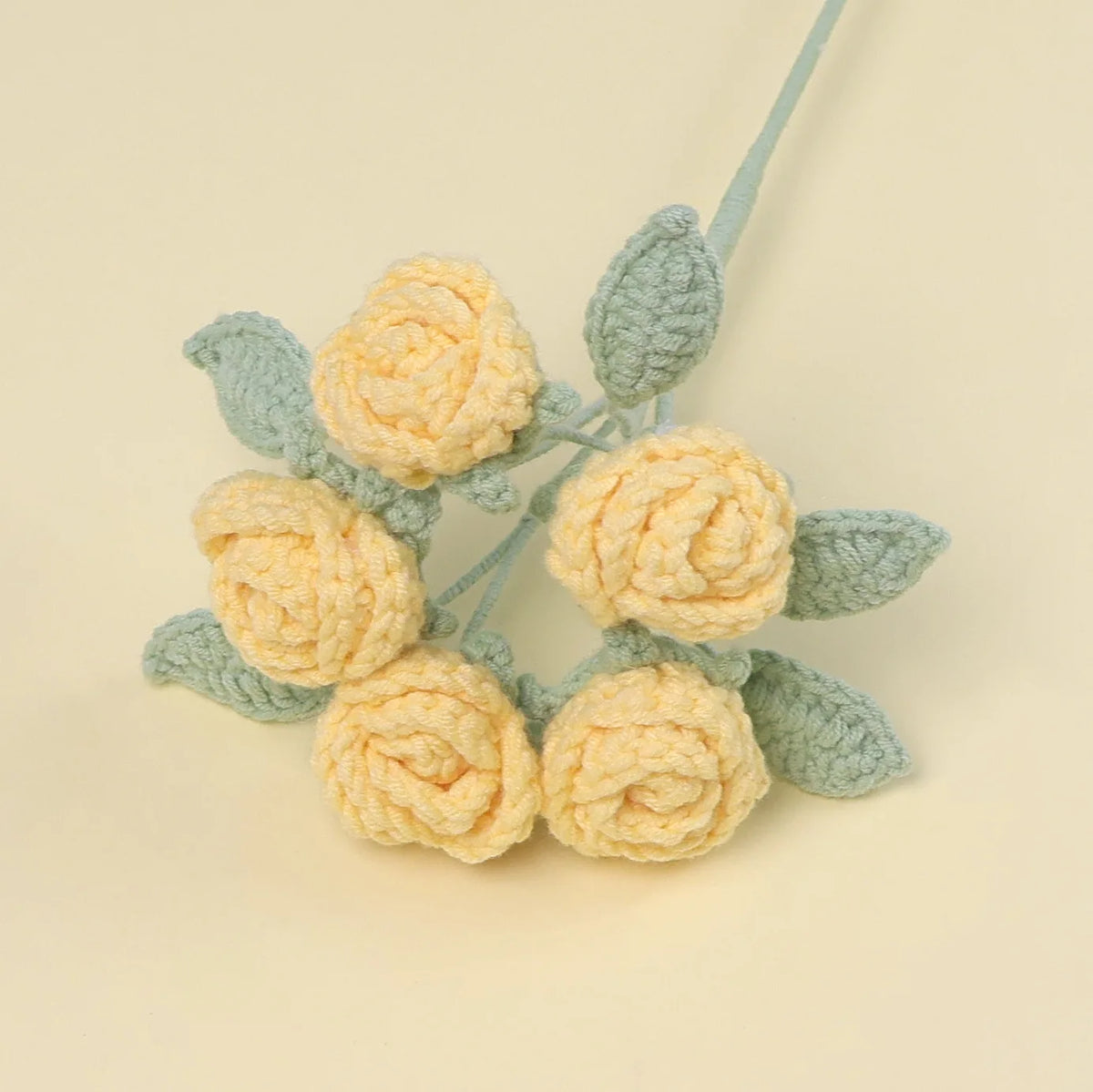 bouquets roses rouges jaunes bleues vertes artisanales crochetées intérieur decoration mariage
