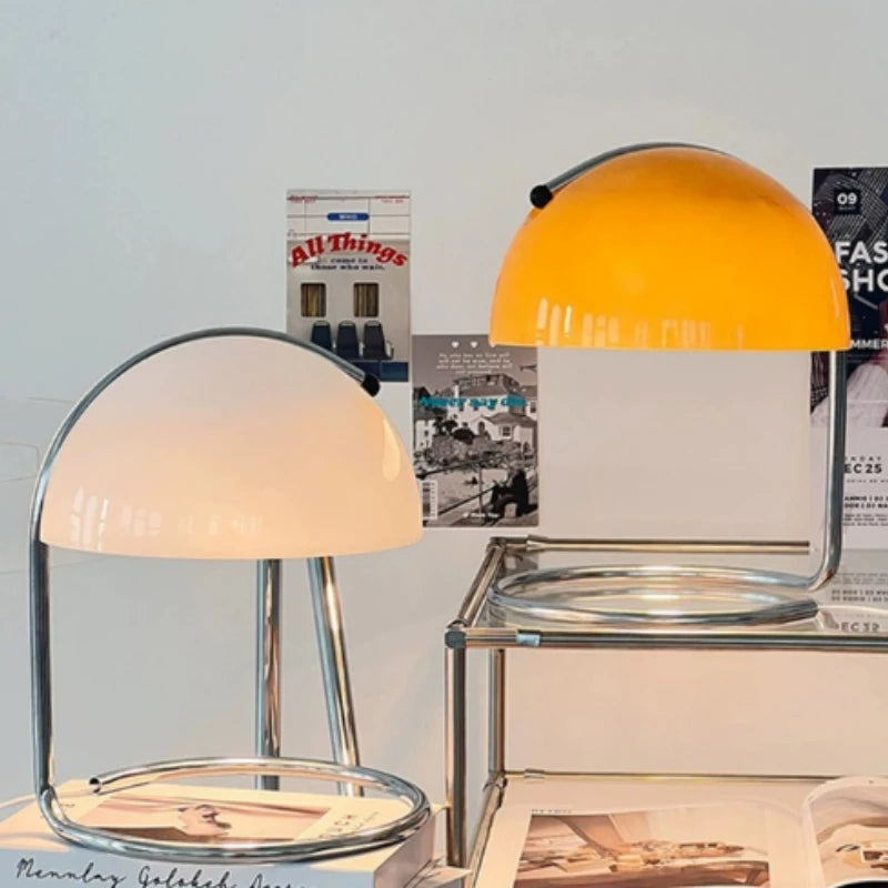 lampe table moderne abat jour opaque blanc laiteux jaune orangé argenté minimaliste