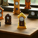 horloges décoratives vintage résine orange marron noir jaune détails sculptés miniature française