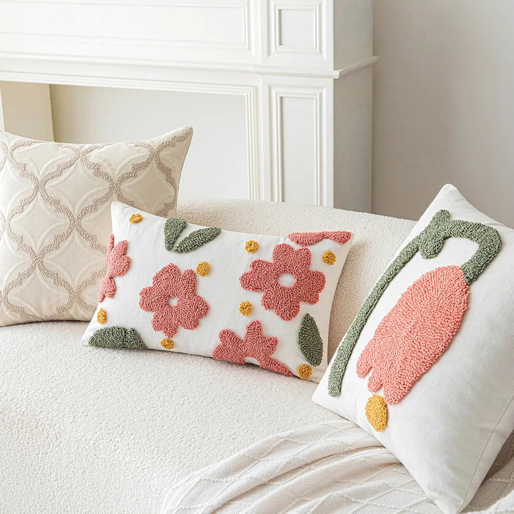 Coussin tufté fleurs brodé sur fauteuil salon décoration intérieure