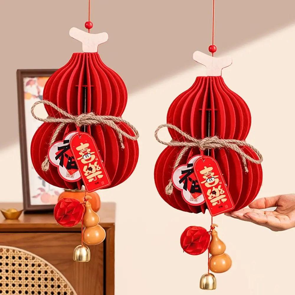 lanterne traditionnelle rouge papier plié relief cloches dorées pompons étiquettes chinoises décoration festive anniversaire