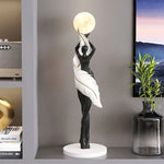 sculpture décorative moderne figure féminine globe lune noir blanc bleu clair résine chambre salon