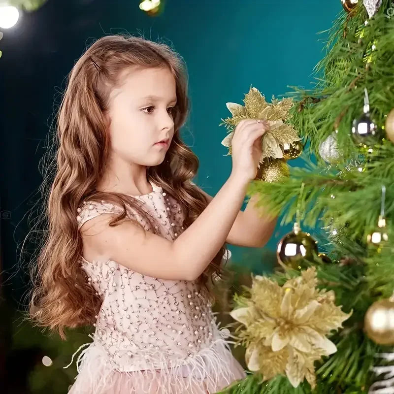 Sapin de Noël décoré rouge et or dans un salon