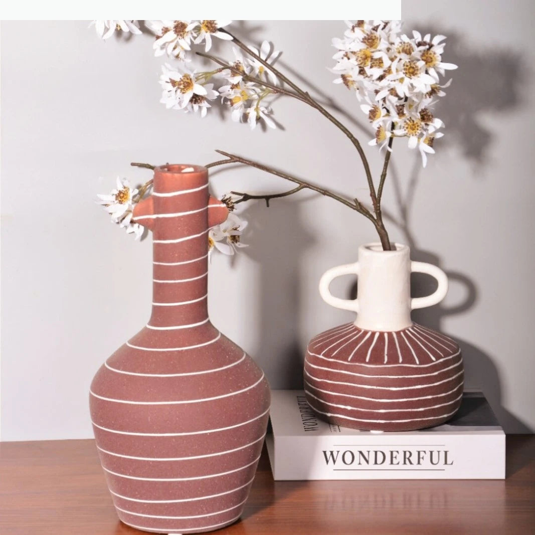 vase céramique moderne brun rougeâtre lignes blanches texture rugueuse minimaliste