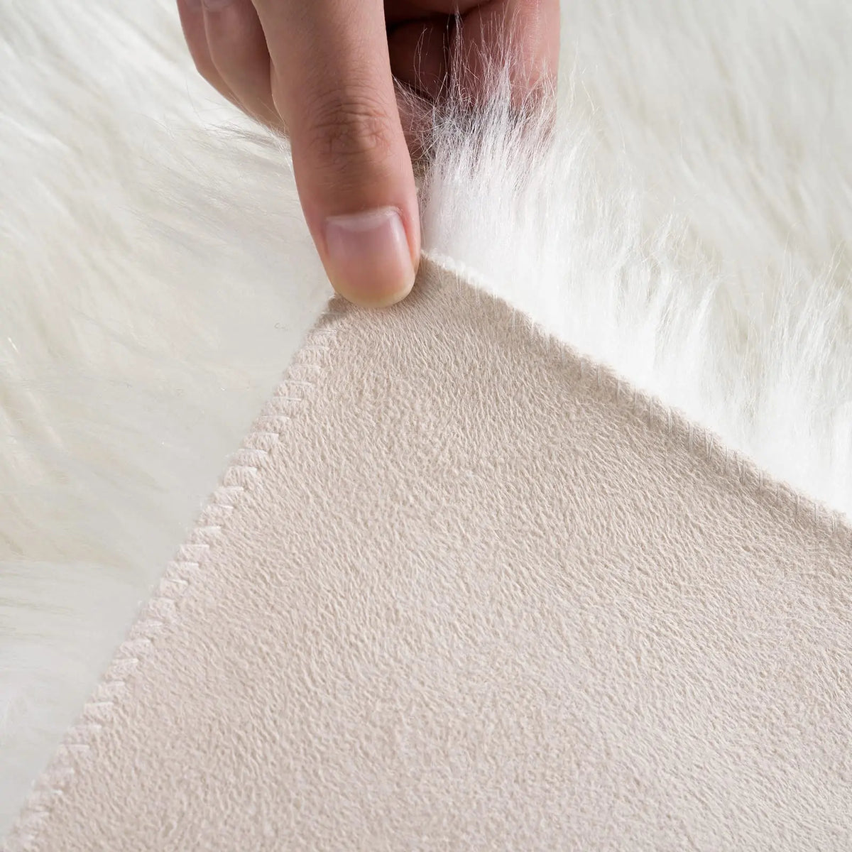 tapis moderne fourrure synthétique douce ovale blanc noir salon chambre