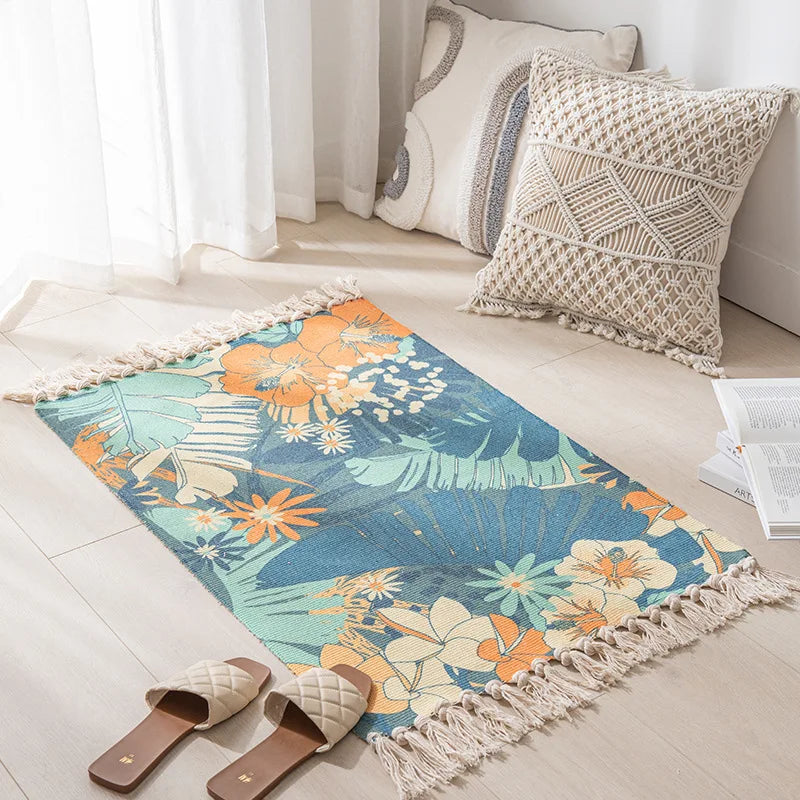 Tapis aux motifs botaniques colorés et frangés, créant une ambiance accueillante et bohème dans cet intérieur.