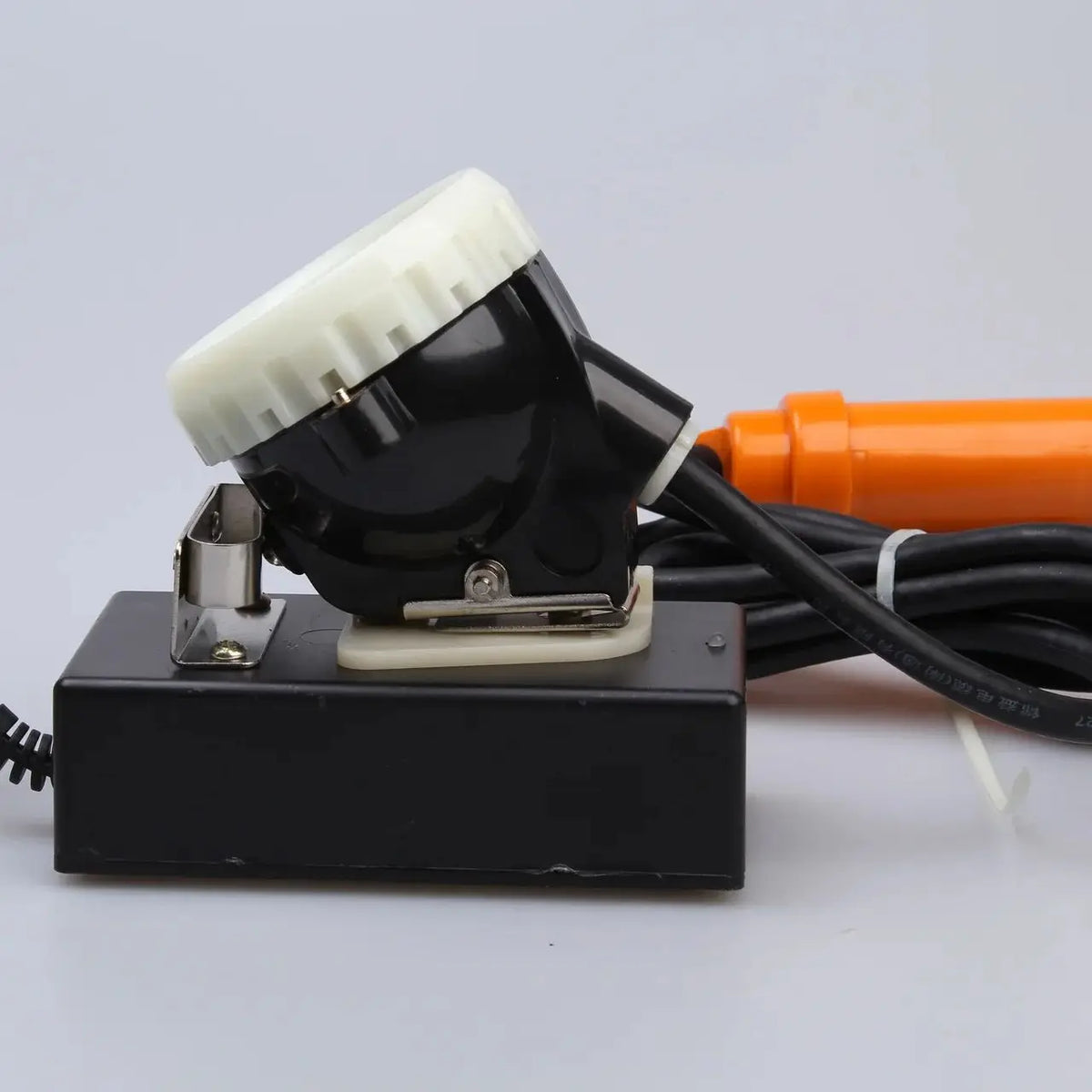 lampe torche led blanc orange clips moderne batterie cable sixtieth angle faisceau
