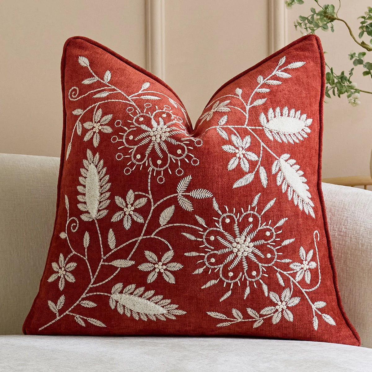 housse coussin carré brodé tissu chenille motif floral vert rouge décor maison lit sofa