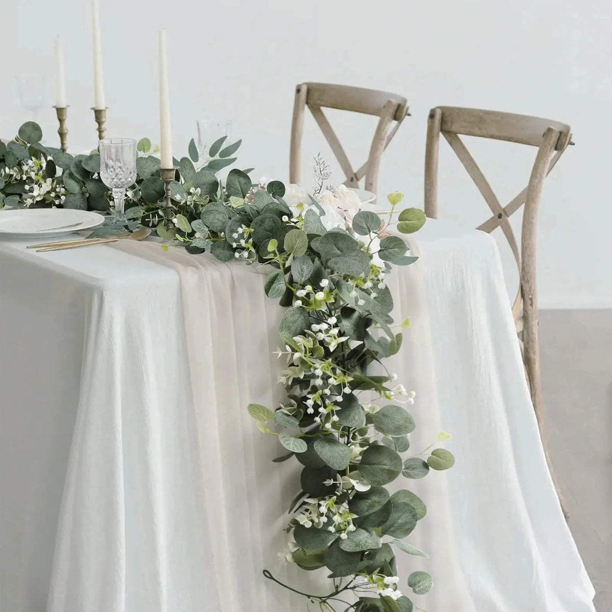 guirlande eucalyptus feuilles fleurs blanches deco mariage exterieur vert blanc boheme rustic