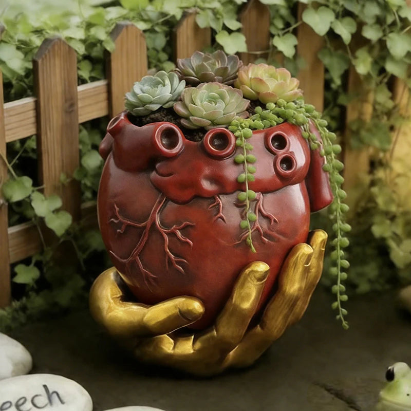 pot fleurs cœur anatomique rouge mains dorées plantes succulentes décoratives escargot poisson love speech