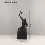 statuette homme musclé marteau résine noire blanche moderne art décoratifintérieur