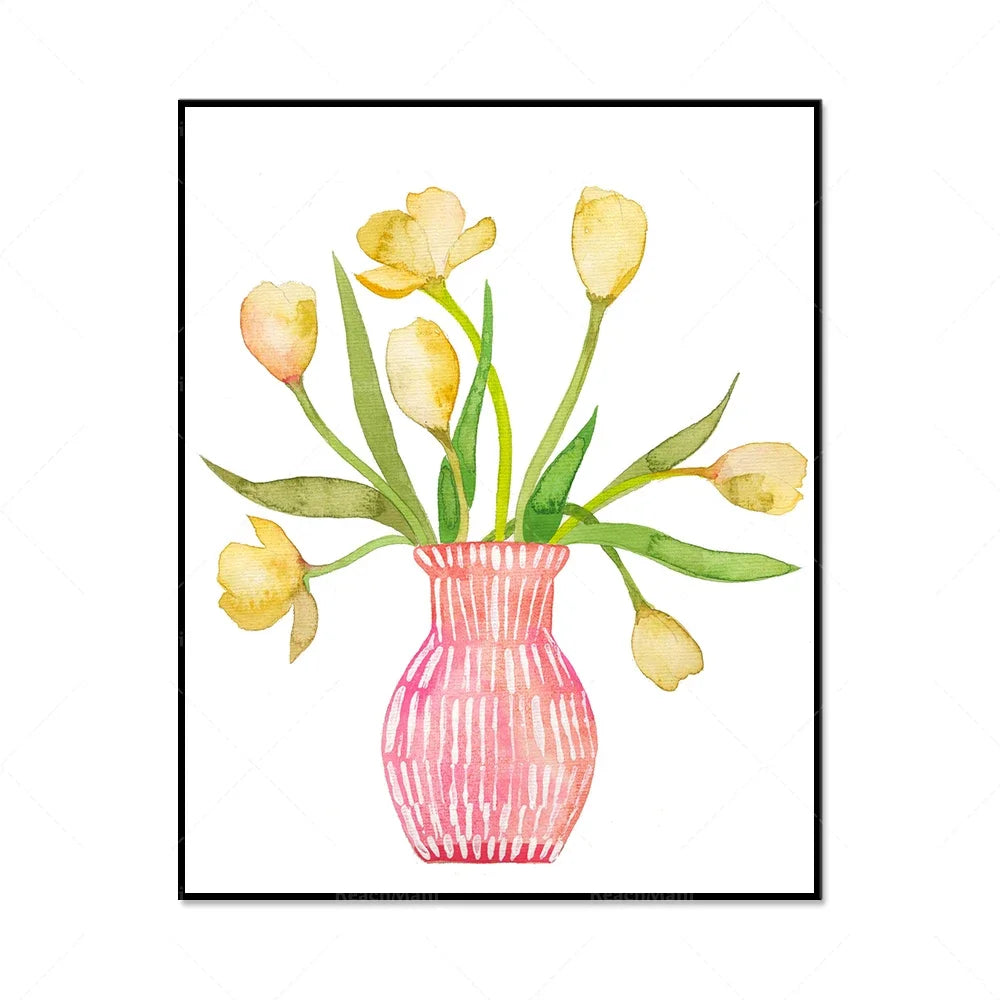 Un bouquet de jolies tulipes jaunes dans un vase rose orné de motifs géométriques.