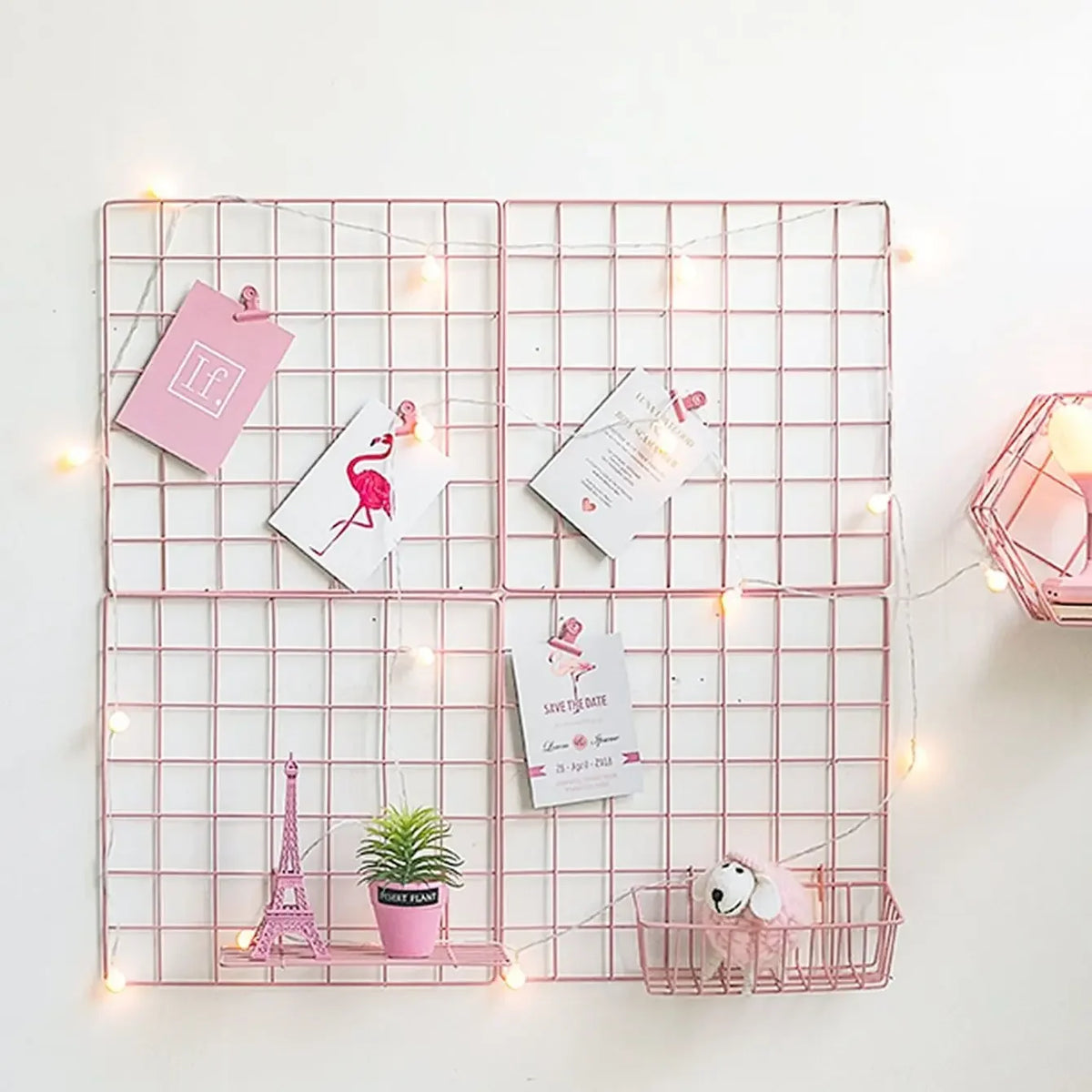 panneau mural rose blanc quadrillage métal moderne minimaliste décoration étagère plantes figurines cartes tote